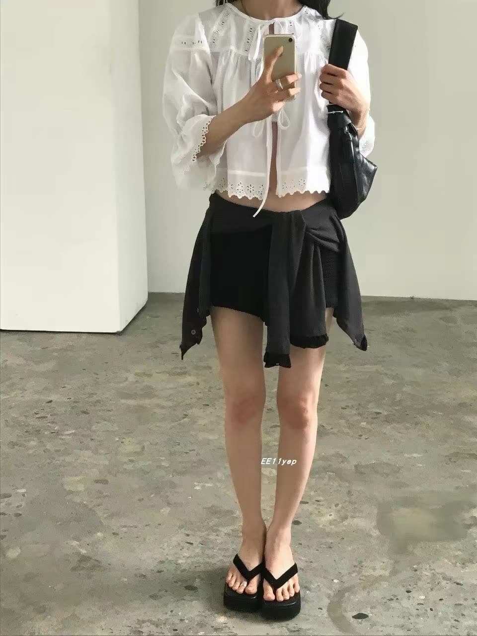 재고 있음 한국 동대문 구매 미니멀리즘 홀로우 아웃 나팔 소매 이전 레이스업 여성 셔츠 상세 이미지 17