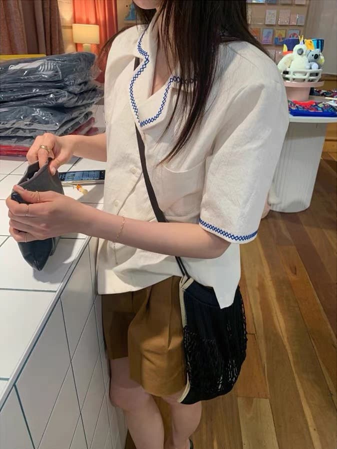재고 있음 ins 한 바람 작은 대중 디자인 센스 자수 정장 칼라 루즈핏 다용도 반팔 셔츠 여성 의류 맨위 상세 이미지 1