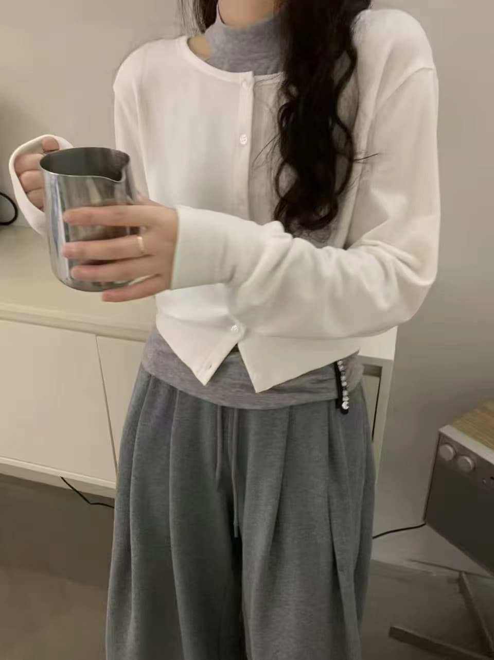 재고 있음 한 부서 행침 목 오프숄더 조끼 싱글 줄 버튼 긴팔 작은 셔츠 여성 2026 년 이른 가을 패션 투피스 세트 이미지 4