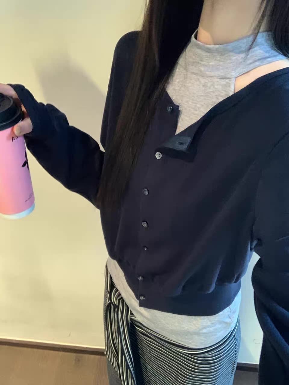 재고 있음 한 부서 행침 목 오프숄더 조끼 싱글 줄 버튼 긴팔 작은 셔츠 여성 2026 년 이른 가을 패션 투피스 세트 상세 이미지 13