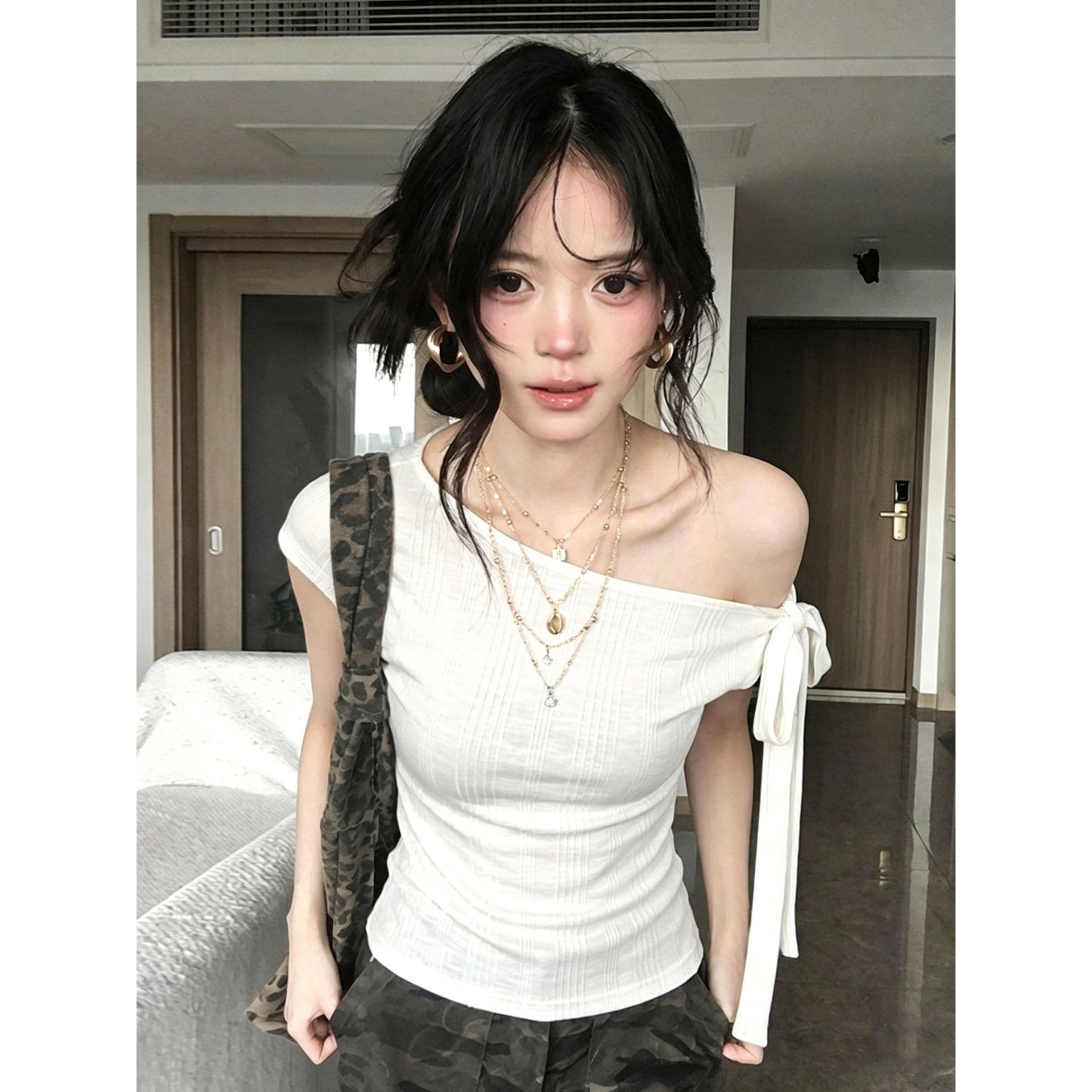 2026 비스듬한 어깨 레이스업 반팔 티셔츠 여름 새로운 프랑스식 착용 가져 가라. Chic 맨위 이미지 2