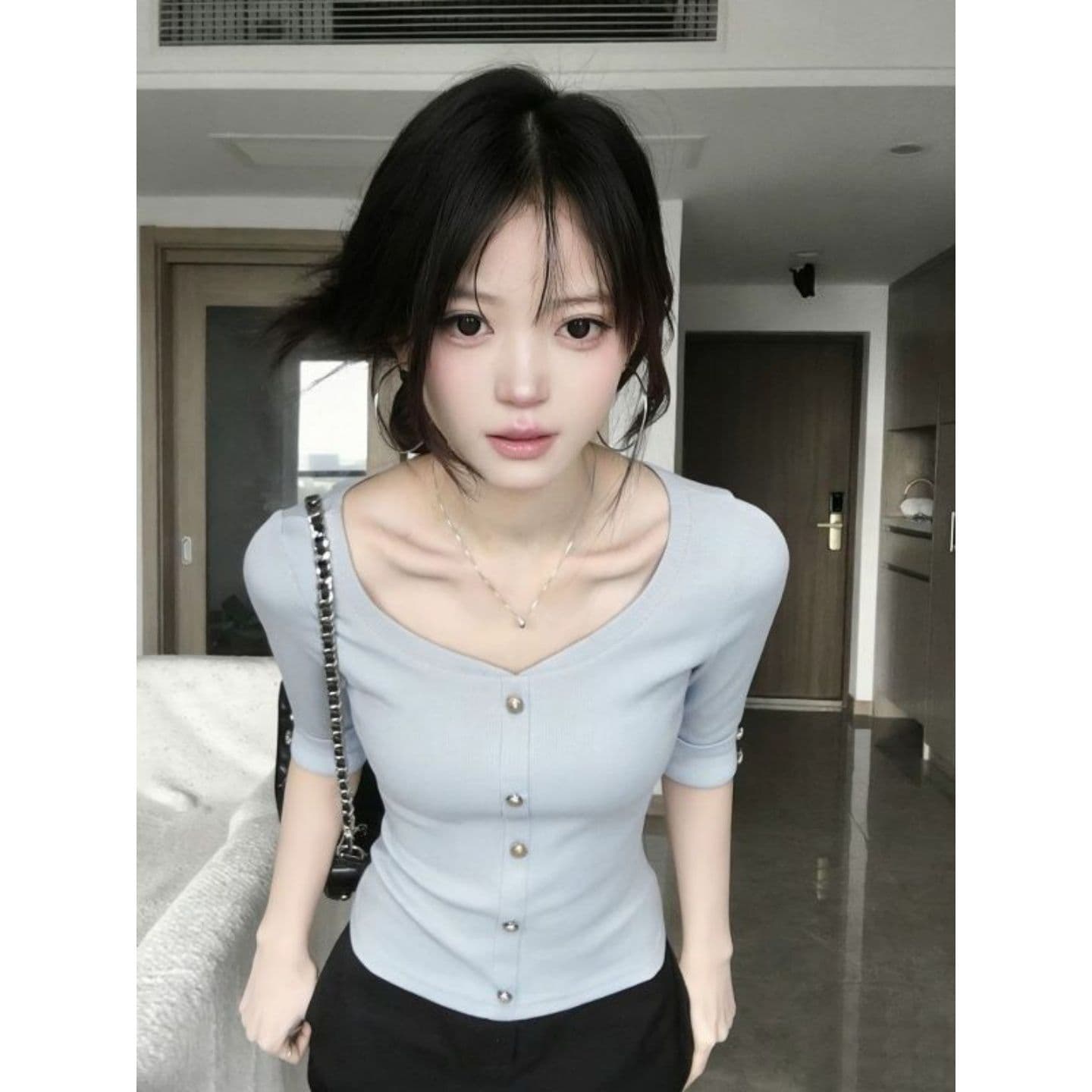 2026 작은 샤넬 스타일 표지 배 장식 버클 중간 소매 V넥 티셔츠 상세 이미지 3