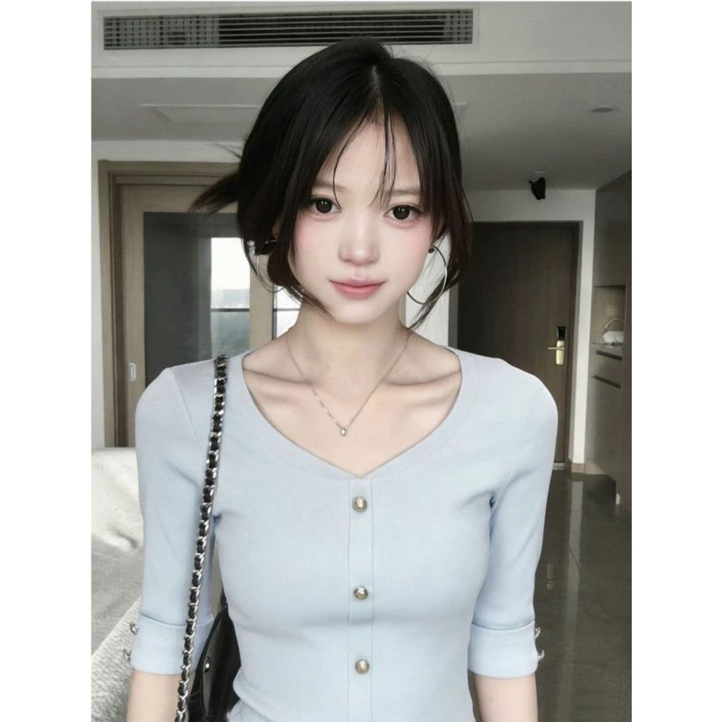 2026 작은 샤넬 스타일 표지 배 장식 버클 중간 소매 V넥 티셔츠 상세 이미지 4