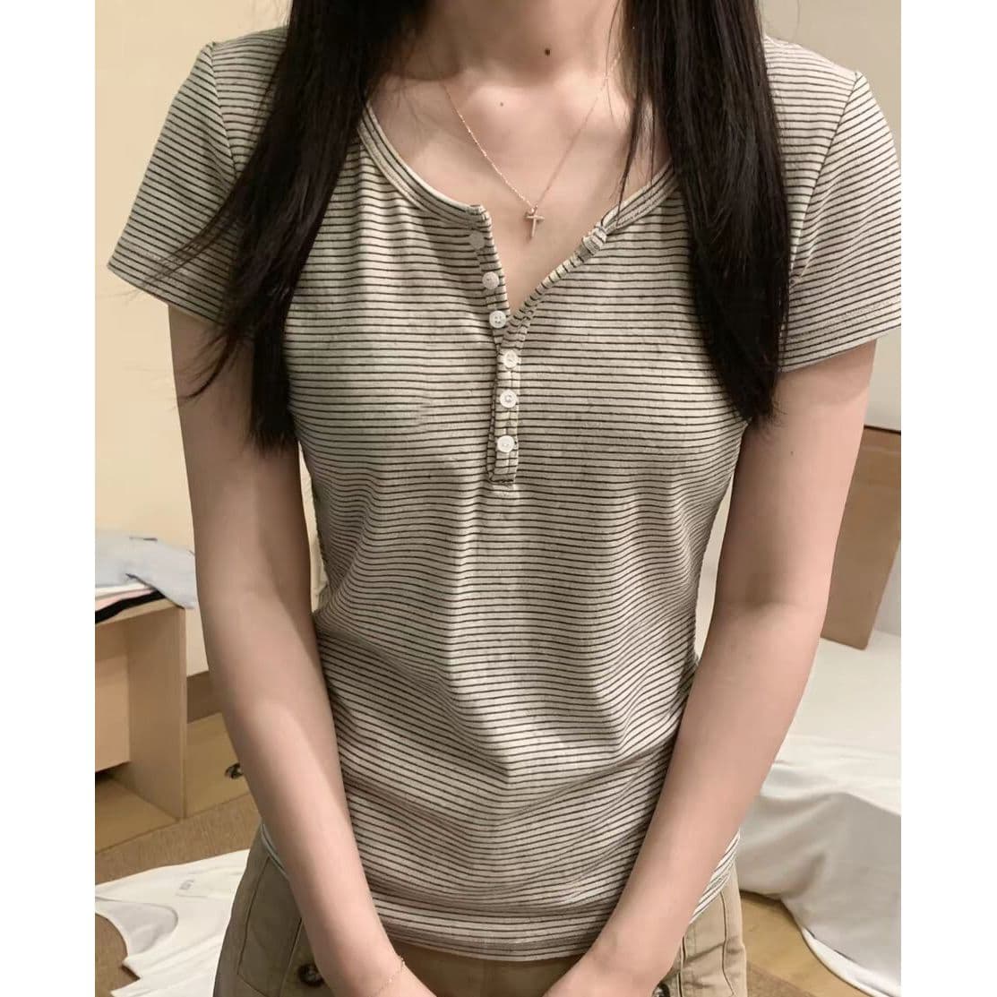 2026 한 부서 헨리 칼라 스트라이프 긍정적 인 어깨 반팔 티셔츠 작은 대중 여성 여름 새로운