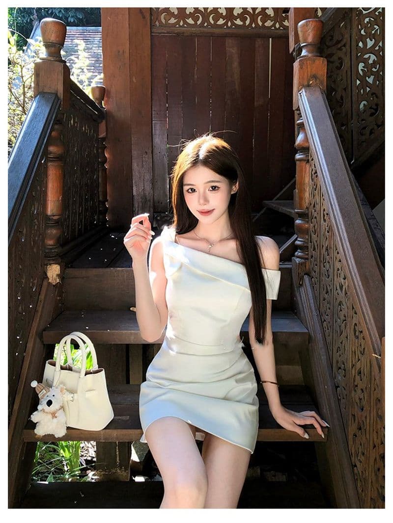 2026 프랑스식 품격 비스듬한 어깨 천 금빛 바람 착용 가져 가라. 디자인 센스 오프숄더 슬림해 보이는 한 마디 꼬집기 허리 드레스 여름 섹션 상세 이미지 12