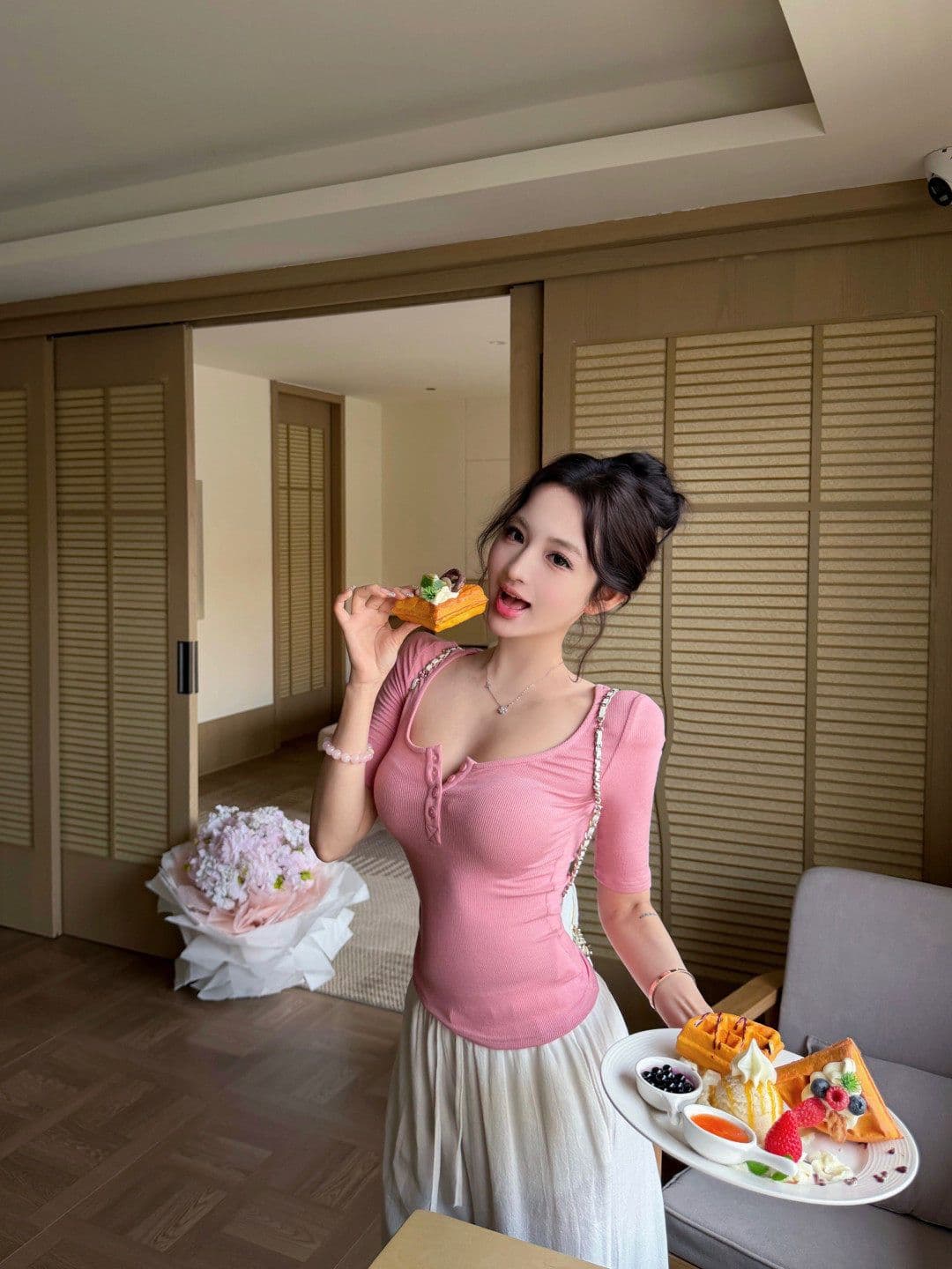 2026 핑크색 u 칼라 헨리 버클 티셔츠 여성 여름 신축성 몸매 가꾸기 섹시함 쇼트 스타일 맨위 상세 이미지 11
