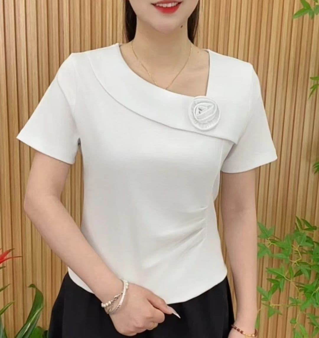2026 여름 새로운 비스듬한 칼라 디자인 센스 패션 허리 수축 반소매 슬림해 보이는 반팔 티셔츠 맨위 여성 상세 이미지 6