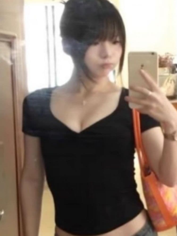 2026 몸매 가꾸기 슬림해 보이는 허리 수축 쇼트 스타일 순수한 욕망 핫걸 검정색 V넥 긍정적 인 어깨 반팔 티셔츠 여성 셔츠 여성