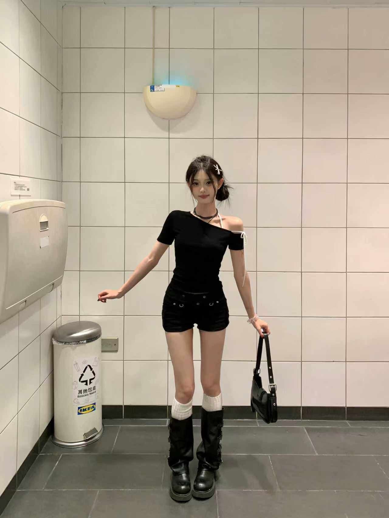 2026 핫걸 비스듬한 어깨 반팔 티셔츠 여성 여름 디자인 센스 검정색 달콤한 매운맛 맨위 상세 이미지 4