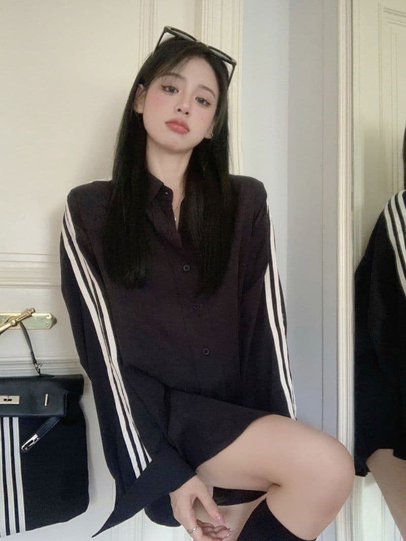 2026 가을 운동 셔츠 짧은 여성 코트 루즈핏 작은 대중 스트라이프 몸매 가꾸기 디자인 센스 얇은 스타일 캐주얼 외출용 맨위 이미지 4