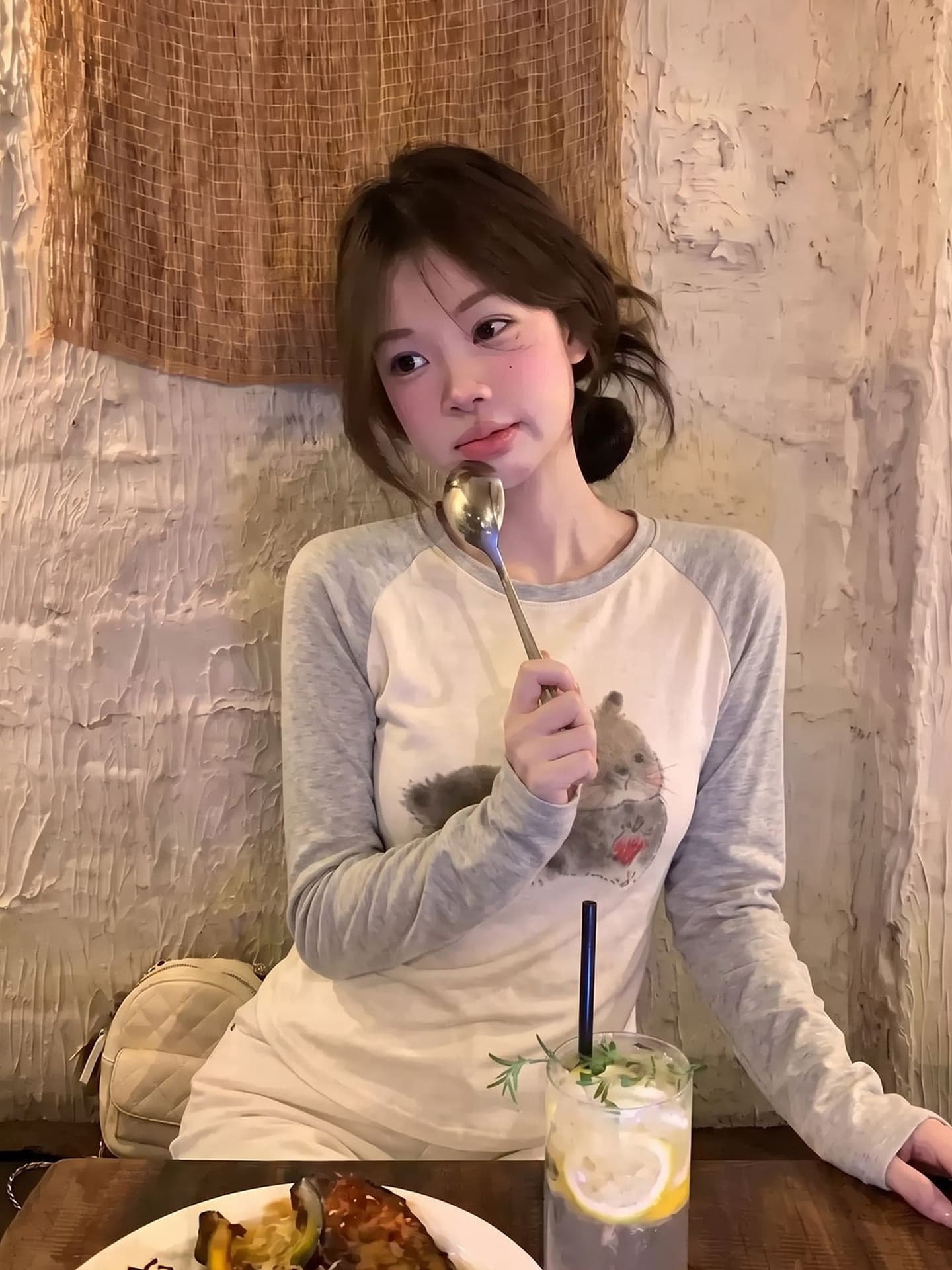 2026 한 스타일 캐주얼 바람 멩 토끼 프린트 패치워크 색상 티셔츠 여성 조기 가을 연령 감소 다용도 슬림해 보이는 긴팔 맨위 상세 이미지 1