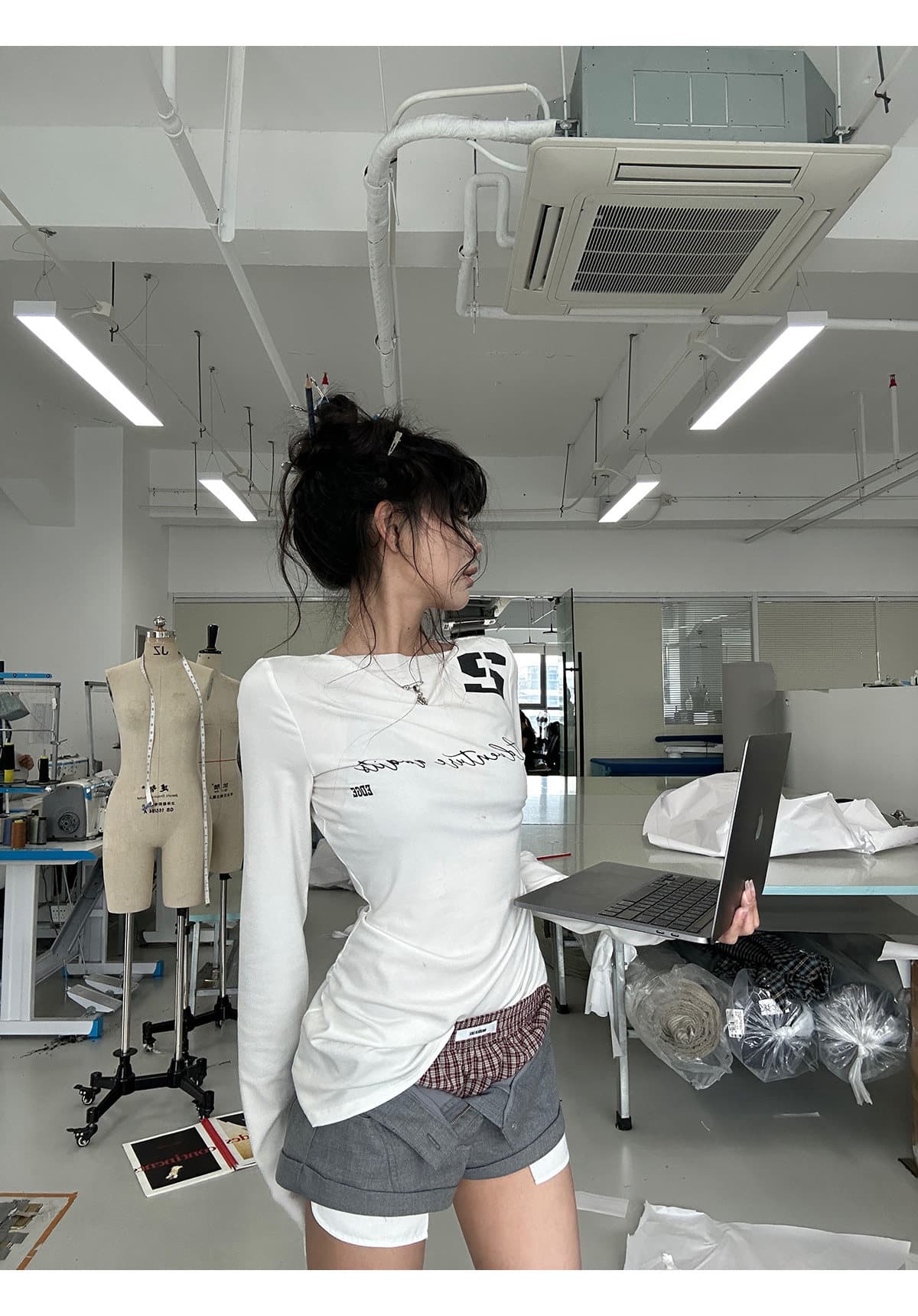 2026 화이트 보트넥 긴팔 티셔츠 이른 가을 핫걸 알파벳 프린트 허리 수축 주름 불규칙 맨위 상세 이미지 1