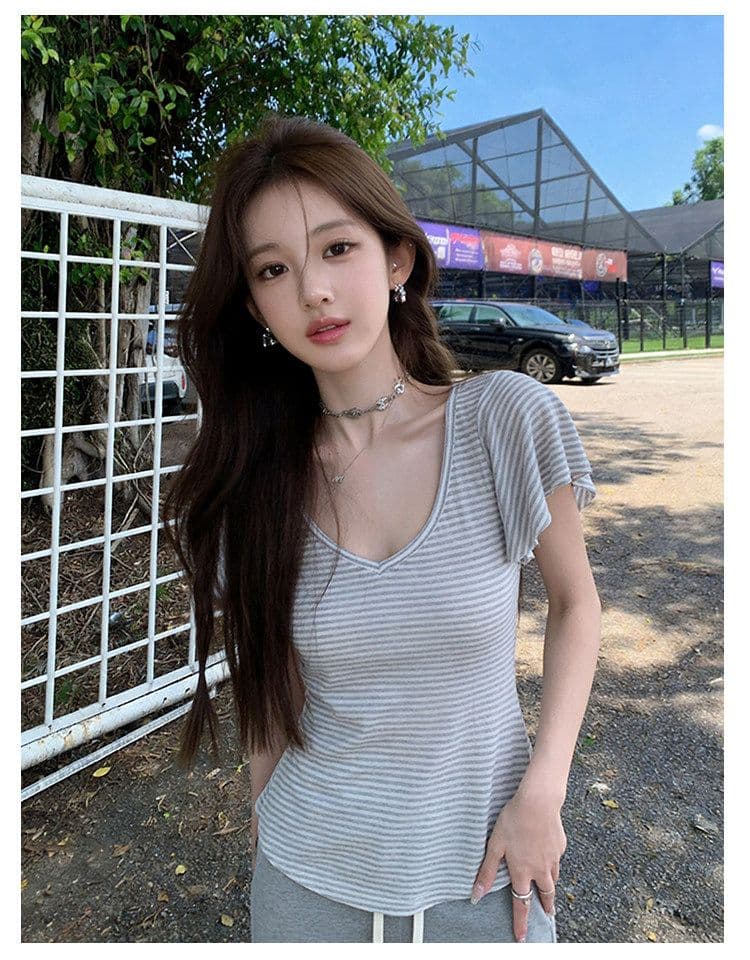 2026 여름 품격 한 부서 V넥 회색 스트라이프 몸매 가꾸기 슬림해 보이는 티셔츠 디자인 센스 맨위 상세 이미지 3