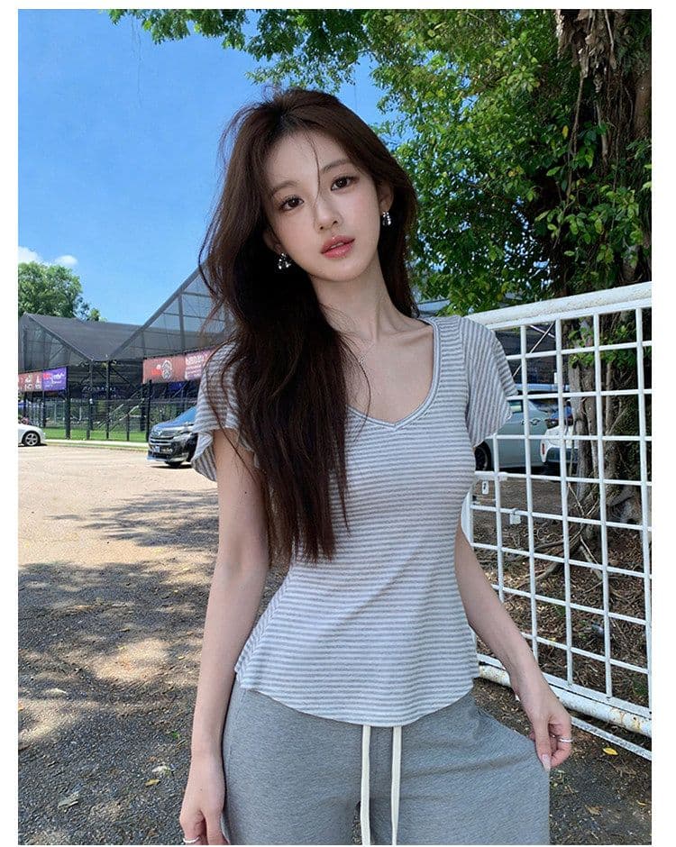 2026 여름 품격 한 부서 V넥 회색 스트라이프 몸매 가꾸기 슬림해 보이는 티셔츠 디자인 센스 맨위 상세 이미지 4