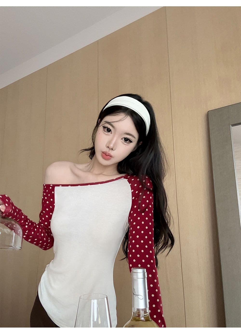 2026 라이 경기 서울 삼색 도트 무늬 비스듬한 어깨 긴팔 티셔츠 여성 몸매 가꾸기 슬림해 보이는 디자인 센스 맨위 상세 이미지 9