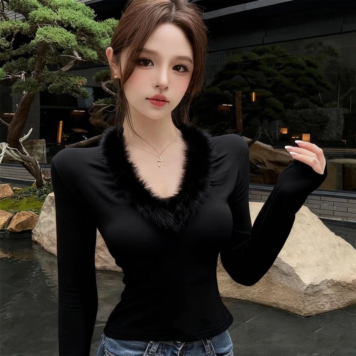 2026 V넥 홀로우 아웃 긴팔 티셔츠 여성 가을 겨울 새로운 플리스 슬림해 보이는 고유 한 맨위 상세 이미지 4