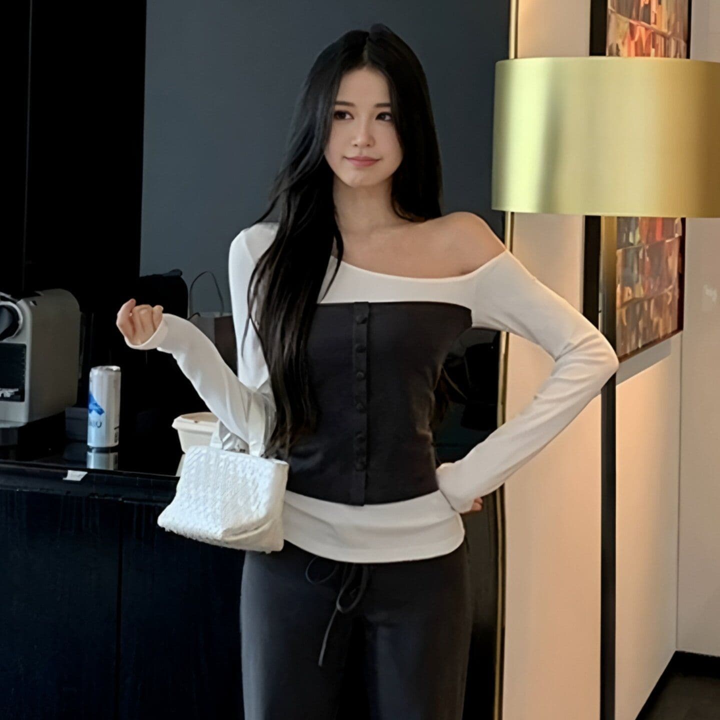 2026 한 스타일 비스듬한 어깨 페이크 레이어드 배색 긴팔 티셔츠 여성 여름 몸매 가꾸기 슬림해 보이는 기본 셔츠 맨위 상세 이미지 4