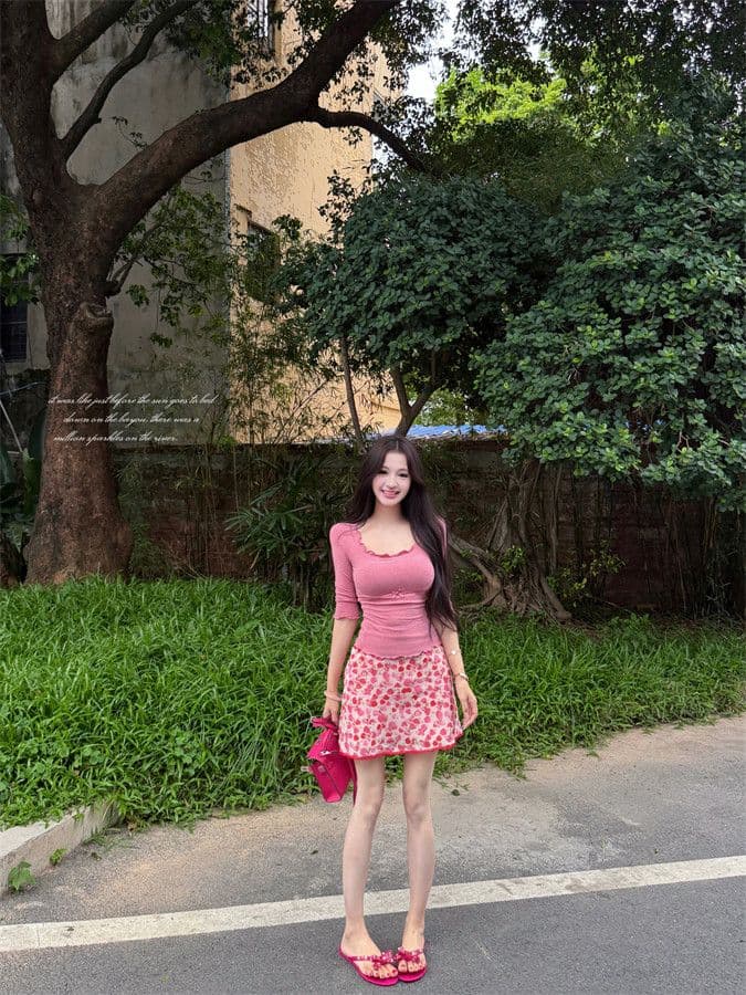 2026 이슬 쇄골 낮은 네크라인 디스플레이 가슴 몸매 가꾸기 중간 소매 티셔츠 맨위 프린트 하이웨이스트 타이트 스커트 반신 치마 세트 상세 이미지 3