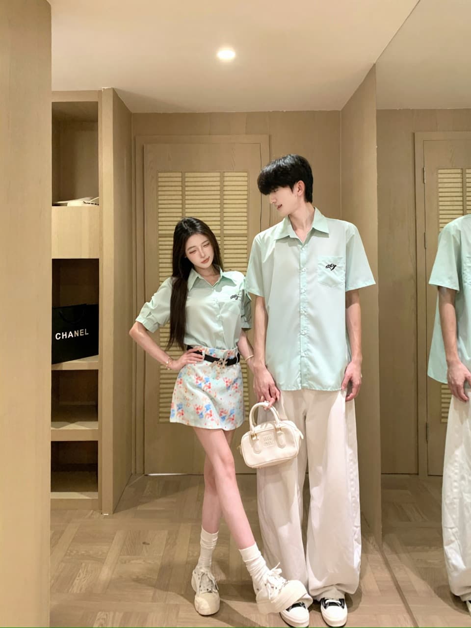 실사 여름 ootd 전체 집합 한 부서 착용 가져 가라. 셔츠 작은 키 셔츠 유화 프린트 미니 스커트 커플룩 이미지 2