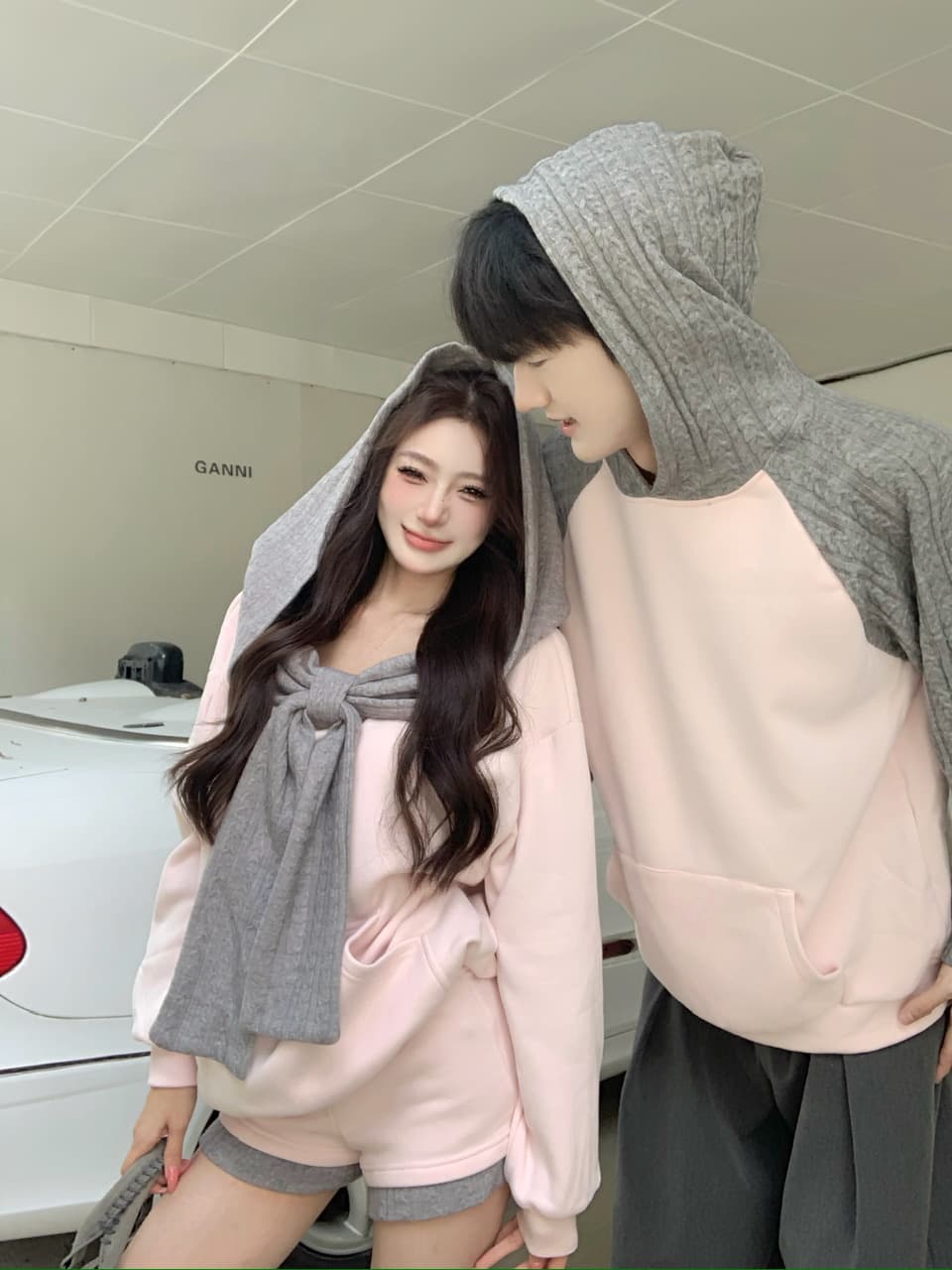 실사 털이 있고 두꺼운 후드티 디자인 센스 배색 오프숄더 후드 루즈핏 반바지 세트 가을 겨울 커플룩 이미지 4