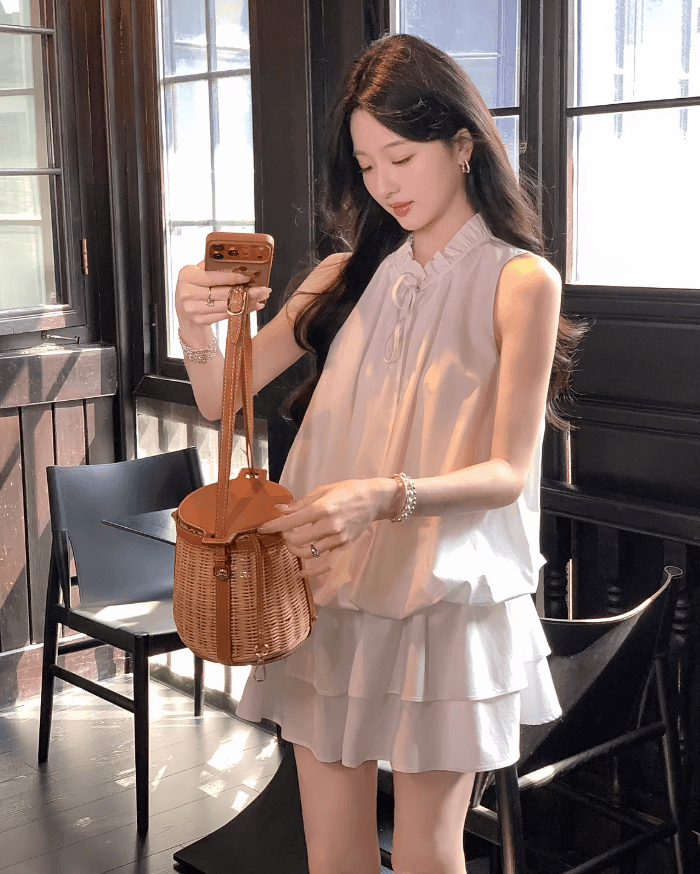 부드러운 바람 V넥 레이스업 황색 꽃밭 여성 드레스 새로운 다용도 슬림해 보이는 한 마디 민소매 미니 스커트 반바지 세트 상세 이미지 2