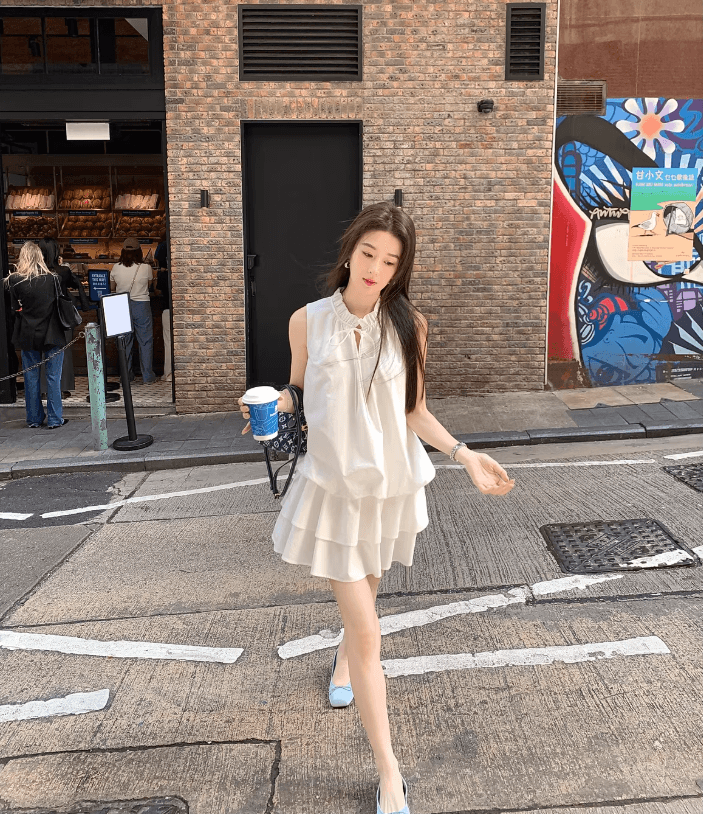 부드러운 바람 V넥 레이스업 황색 꽃밭 여성 드레스 새로운 다용도 슬림해 보이는 한 마디 민소매 미니 스커트 반바지 세트 상세 이미지 13
