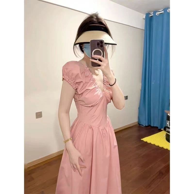 부드러운 바람 디자인 센스 슬림해 보이는 거품 소매 V넥 드레스 여름 2026 새로운 주름 프랑스식 허리 수축 롱 스커트 이미지 2