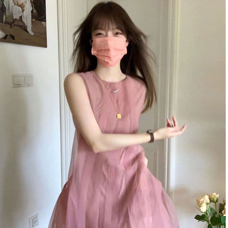 핑크색 라운드 넥 민소매 여성 드레스 2026 년 새로운 여름 여성 의류 품격 디자인 센스 루즈핏 점프 슈트 치마 이미지 2