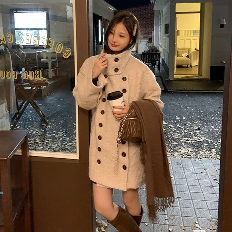 우 77 오트밀 색상 이중 버튼 서클 털 여성 코트 부드러운 털이 많은 루즈핏 슬림해 보이는 스탠드 칼라 중간 길이 맨위 이미지 3