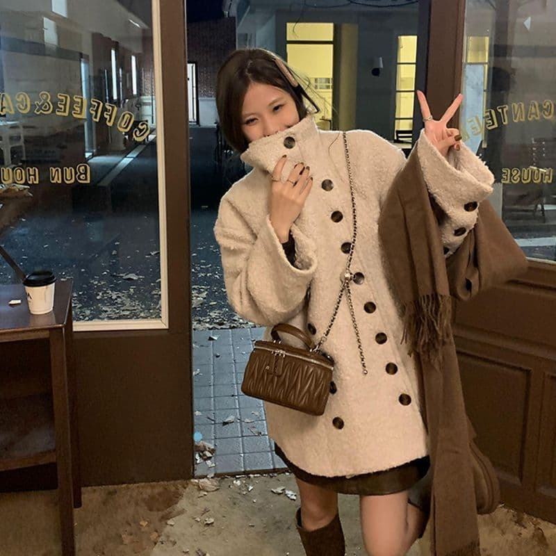 우 77 오트밀 색상 이중 버튼 서클 털 여성 코트 부드러운 털이 많은 루즈핏 슬림해 보이는 스탠드 칼라 중간 길이 맨위 이미지 2