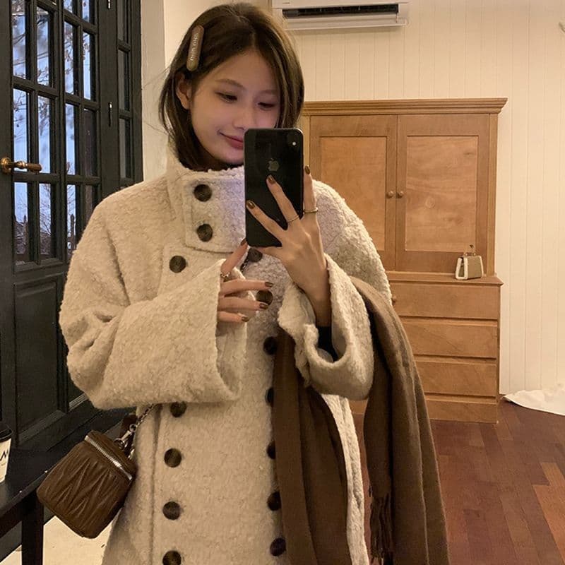 우 77 오트밀 색상 이중 버튼 서클 털 여성 코트 부드러운 털이 많은 루즈핏 슬림해 보이는 스탠드 칼라 중간 길이 맨위