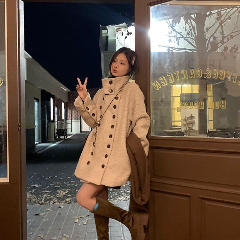우 77 오트밀 색상 이중 버튼 서클 털 여성 코트 부드러운 털이 많은 루즈핏 슬림해 보이는 스탠드 칼라 중간 길이 맨위 이미지 4