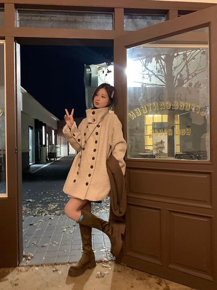 우 77 오트밀 색상 이중 버튼 서클 털 여성 코트 부드러운 털이 많은 루즈핏 슬림해 보이는 스탠드 칼라 중간 길이 맨위 상세 이미지 3