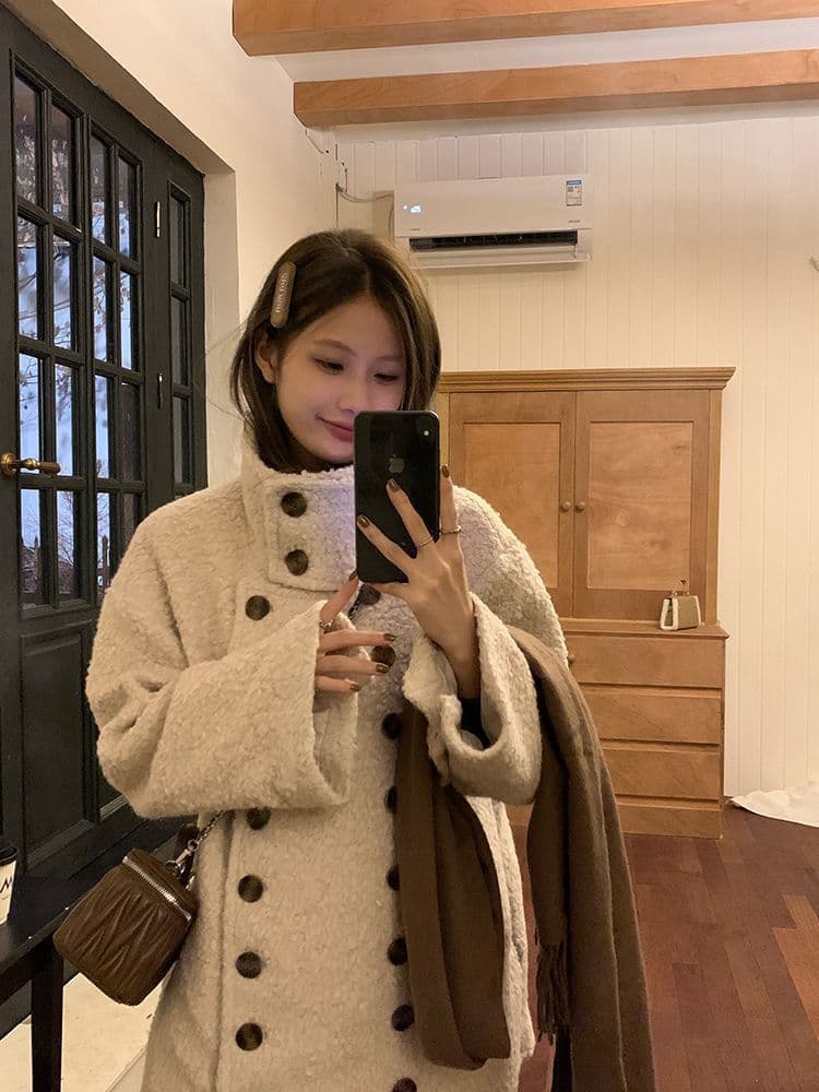 우 77 오트밀 색상 이중 버튼 서클 털 여성 코트 부드러운 털이 많은 루즈핏 슬림해 보이는 스탠드 칼라 중간 길이 맨위 상세 이미지 4