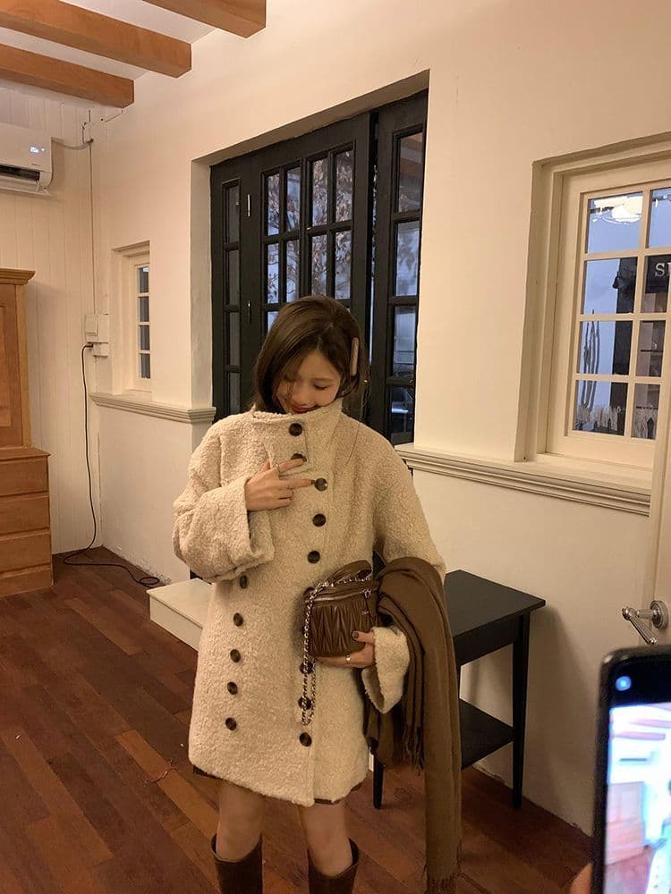 우 77 오트밀 색상 이중 버튼 서클 털 여성 코트 부드러운 털이 많은 루즈핏 슬림해 보이는 스탠드 칼라 중간 길이 맨위 상세 이미지 6