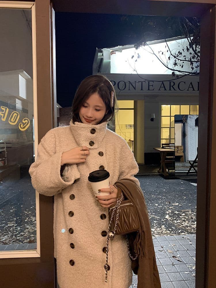 우 77 오트밀 색상 이중 버튼 서클 털 여성 코트 부드러운 털이 많은 루즈핏 슬림해 보이는 스탠드 칼라 중간 길이 맨위 상세 이미지 7