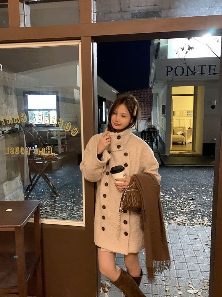 우 77 오트밀 색상 이중 버튼 서클 털 여성 코트 부드러운 털이 많은 루즈핏 슬림해 보이는 스탠드 칼라 중간 길이 맨위 상세 이미지 8