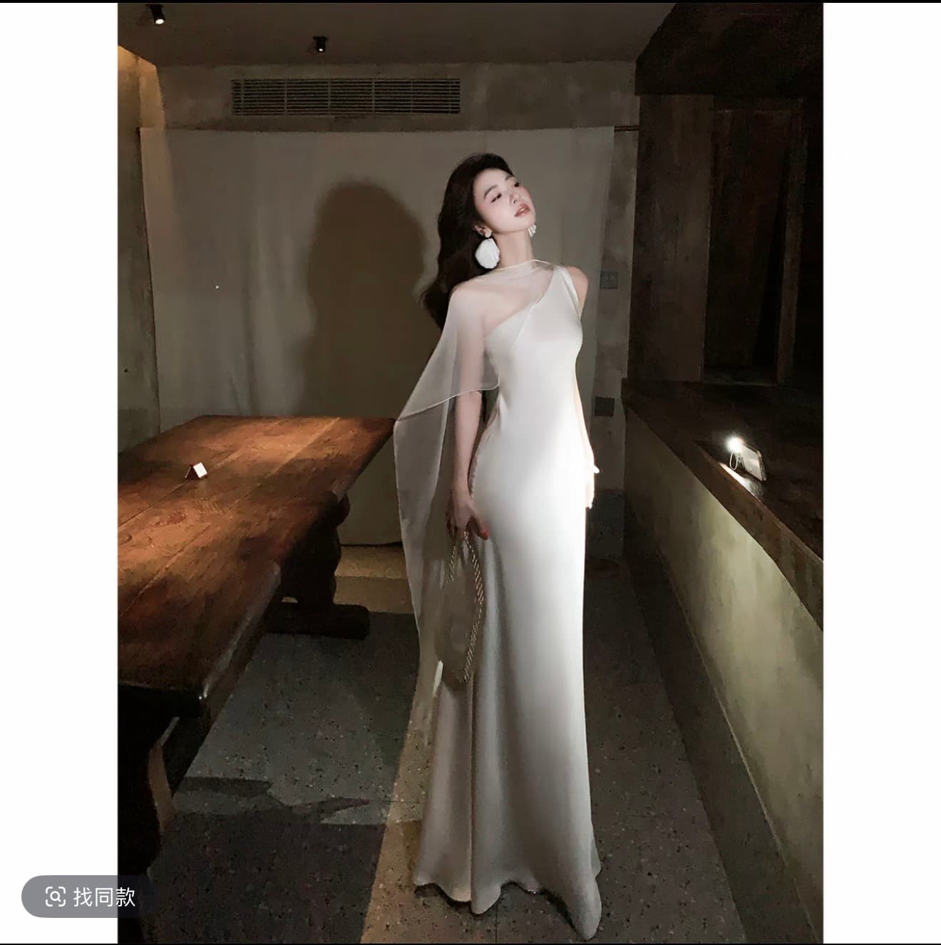 우아함 반란 리우 지혜 음과 베이지 색 슬림해 보이는 품격 작은 대중 비스듬한 어깨 리본 새틴 인어 꼬리 드레스 이미지 4