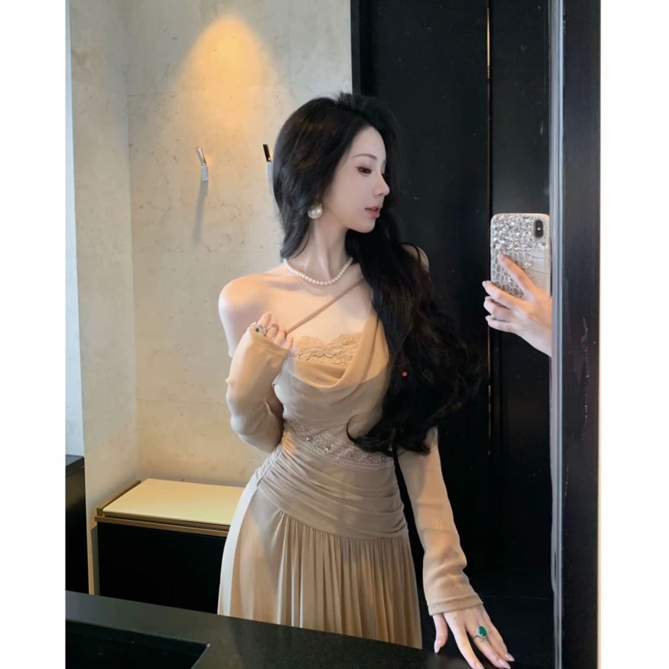 syqiao 샴페인 저녁 식사 비스듬한 어깨 흔들다 칼라 불규칙 긴팔 드레스 이미지 6