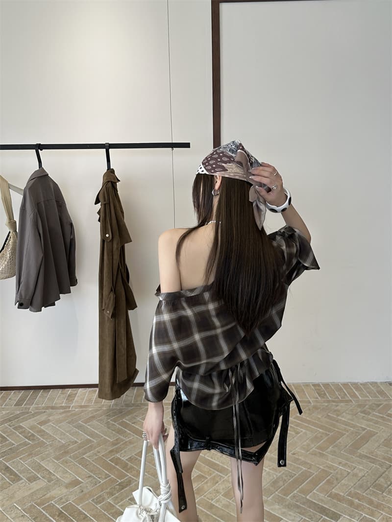 있음 선적 디자인 센스 체크무늬 비스듬한 어깨 반팔 여성 셔츠 여름 비대칭 커프스 오프숄더 맨위 상세 이미지 2