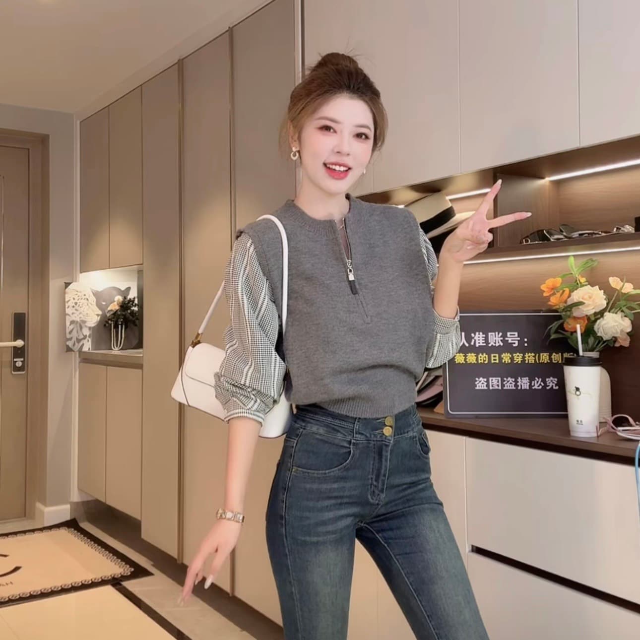 2026 년 가을 겨울 새로운 캐주얼 바람 페이크 레이어드 하프 지퍼 니트 스웨터 체크무늬 셔츠 소매 패치워크 다용도 스웨터 이미지 3