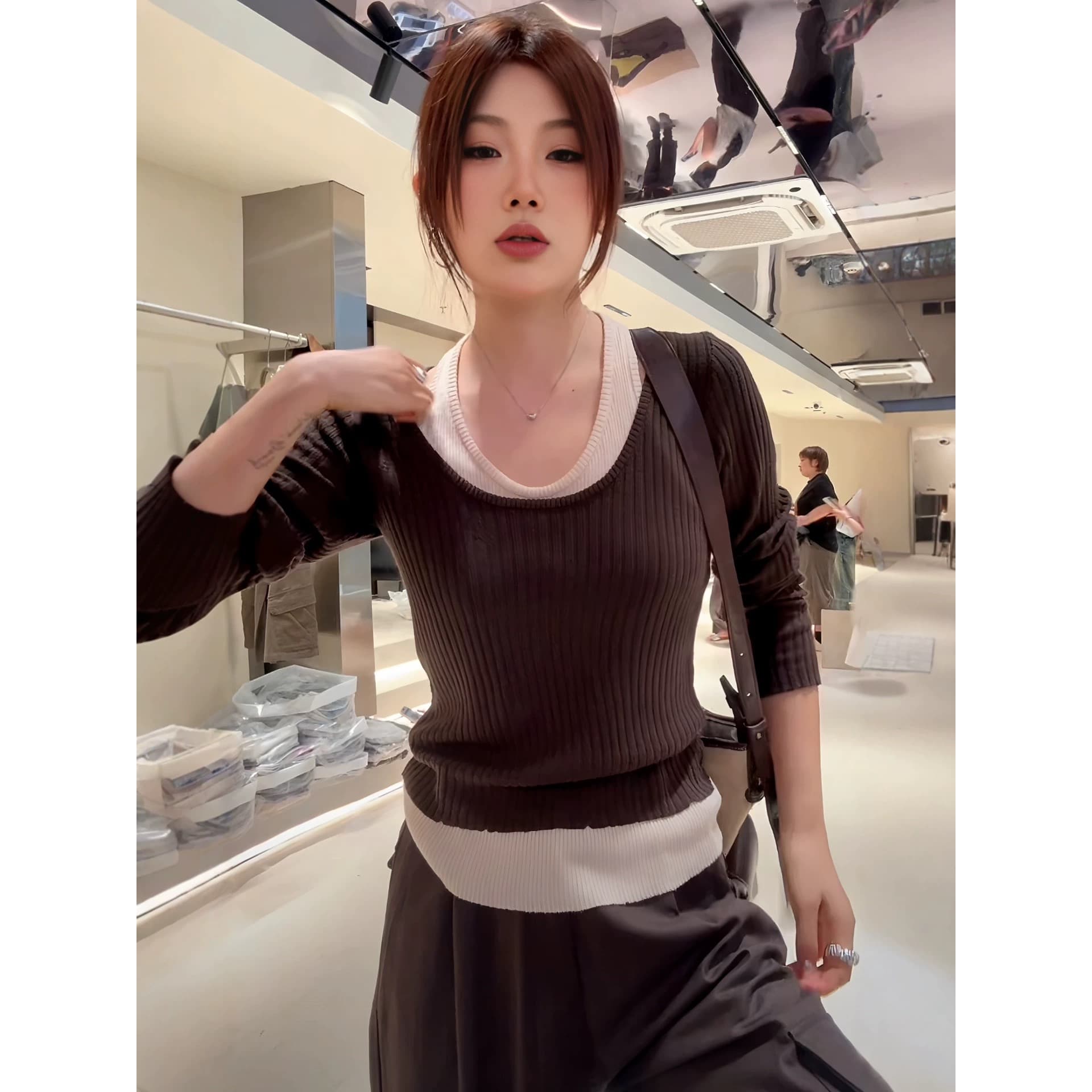 한 부서 u 칼라 행침 목 긴팔 니트 스웨터 여성 2026 새로운 조기 가을 몸매 가꾸기 슬림해 보이는 배색 페이크 레이어드 맨위 상세 이미지 2