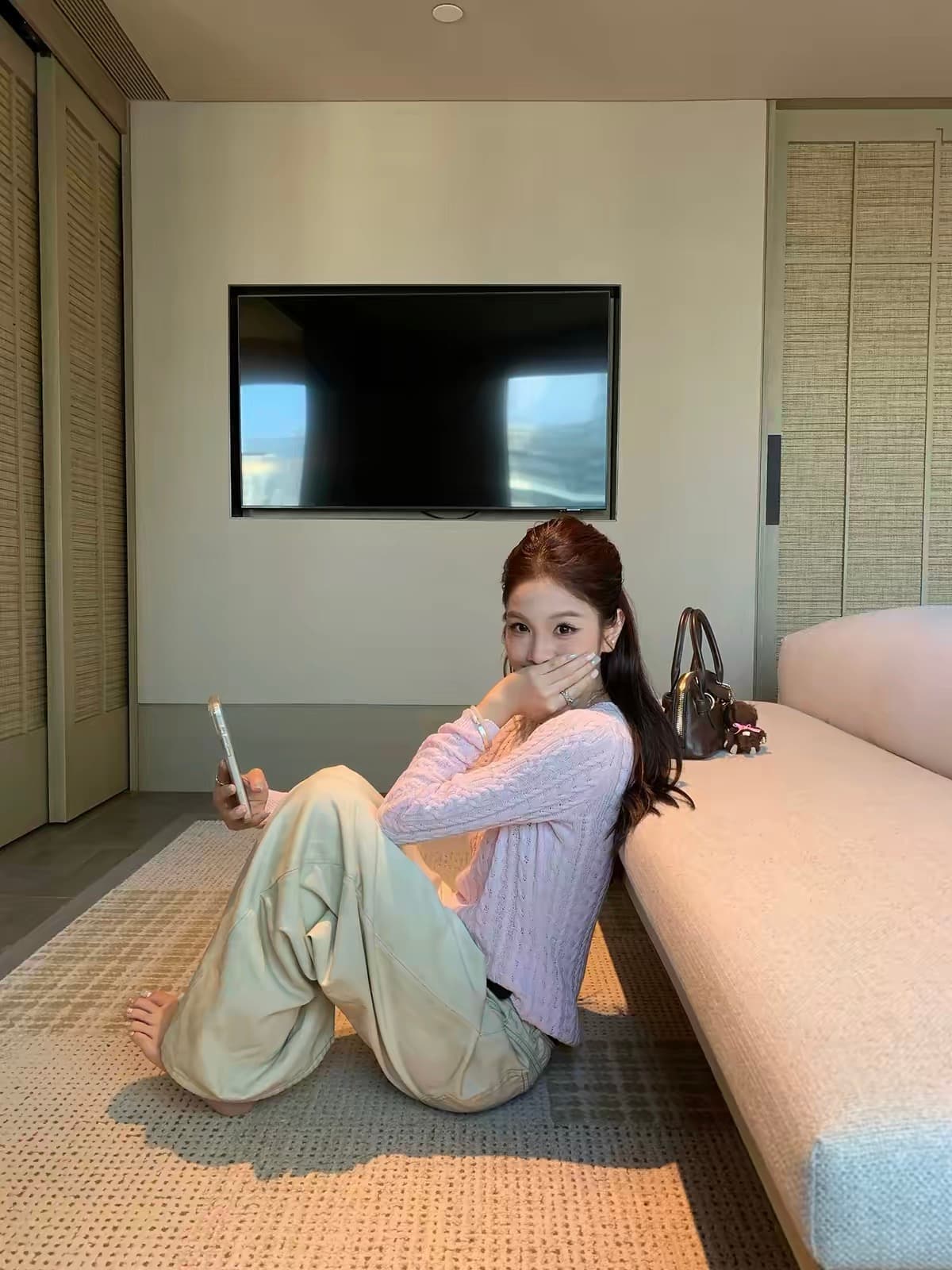 그리고 종이 모래 라운드 넥 긴팔 모직물 마이크로 루즈핏 분위기 센스 슬림해 보이는 작은 셔츠 여성 가을 상세 이미지 2