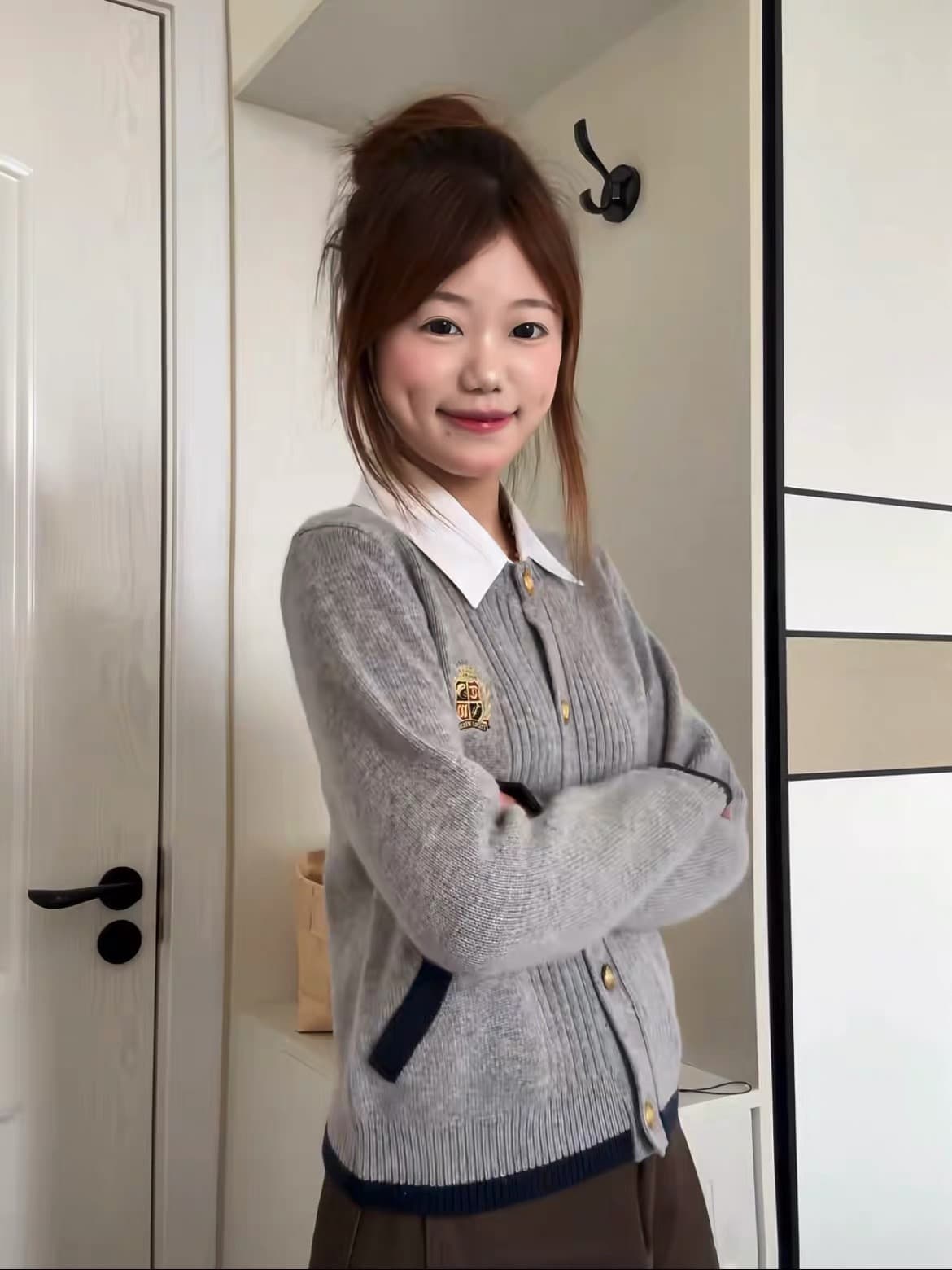 학원 스타일 페이크 레이어드 폴로 칼라 니트 오픈 가디건 여성 2026 가을 새로운 한 부서 느긋한 고급 센스 스웨터 코트 상세 이미지 2