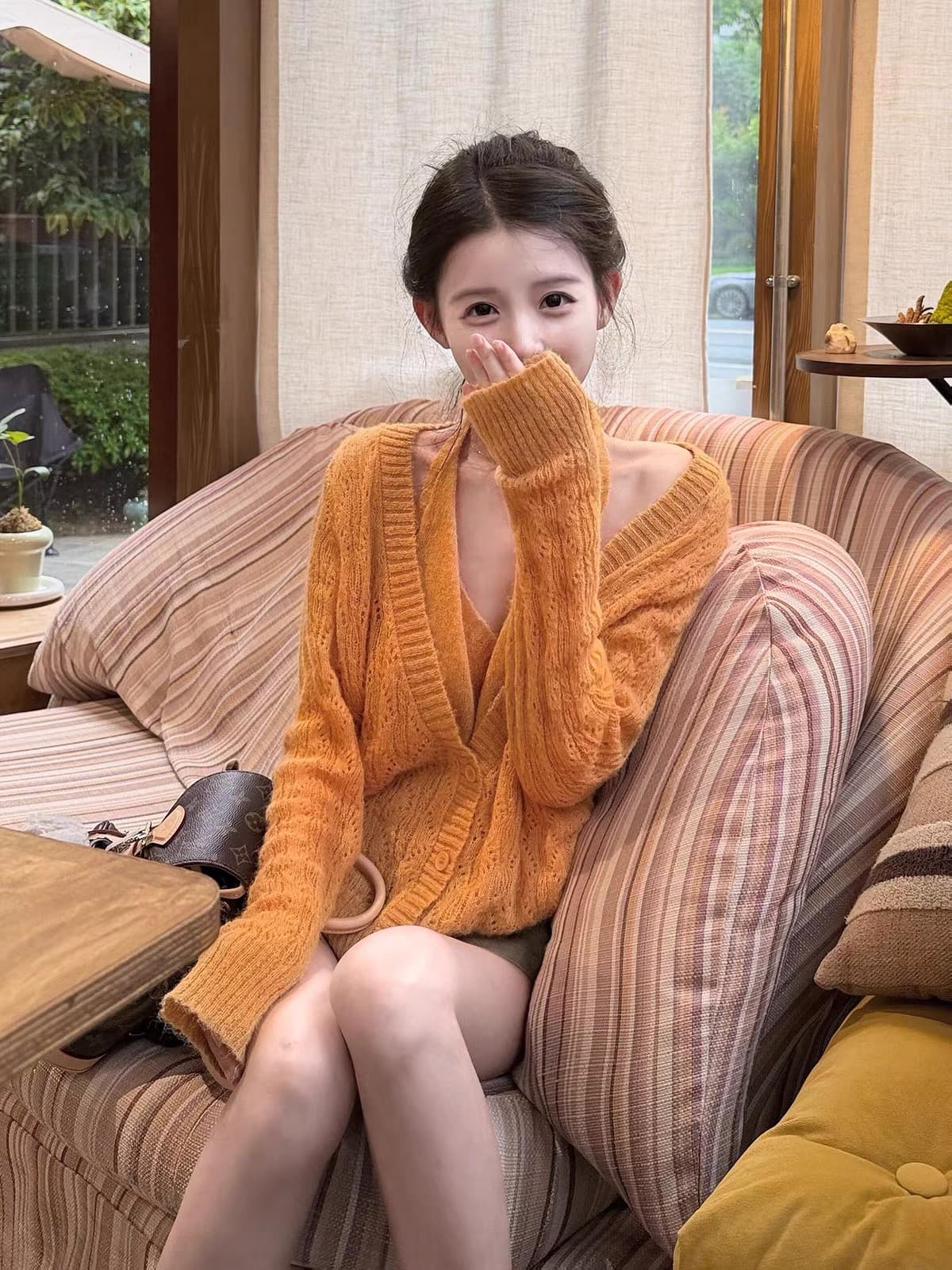 2026 이른 가을 새로운 여성 의류 천 골드 명문 여성 무거운 작업 페이크 레이어드 니트 맨위 레트로 느긋한 바람 V넥 스웨터 상세 이미지 4