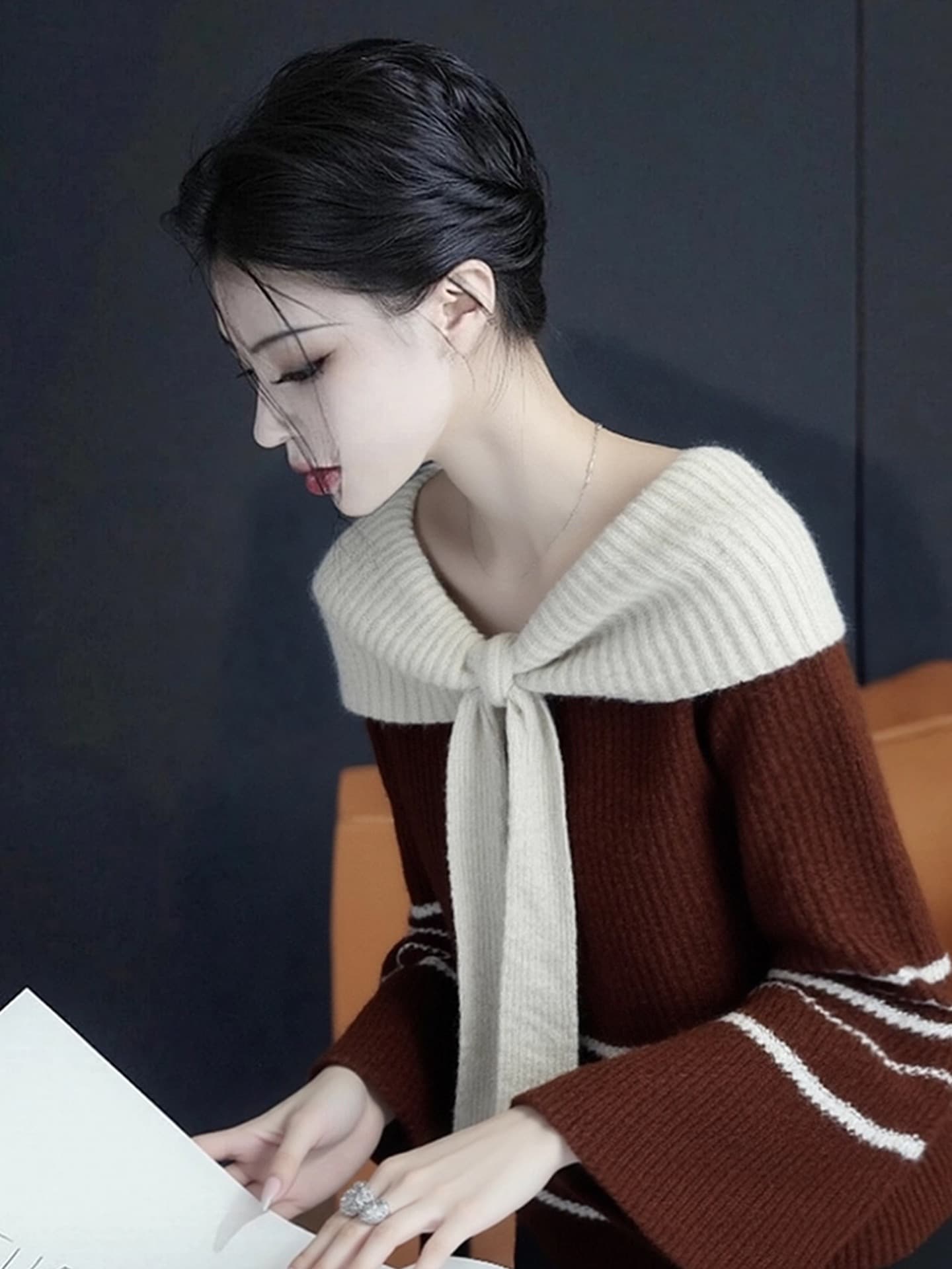 유럽 상품 고유 한 Chic 인사이드 가져 가라. 스트라이프 니트 스웨터 고급 센스 느긋한 바람 브라운 스카프 칼라 스웨터 여자 가을 상세 이미지 1