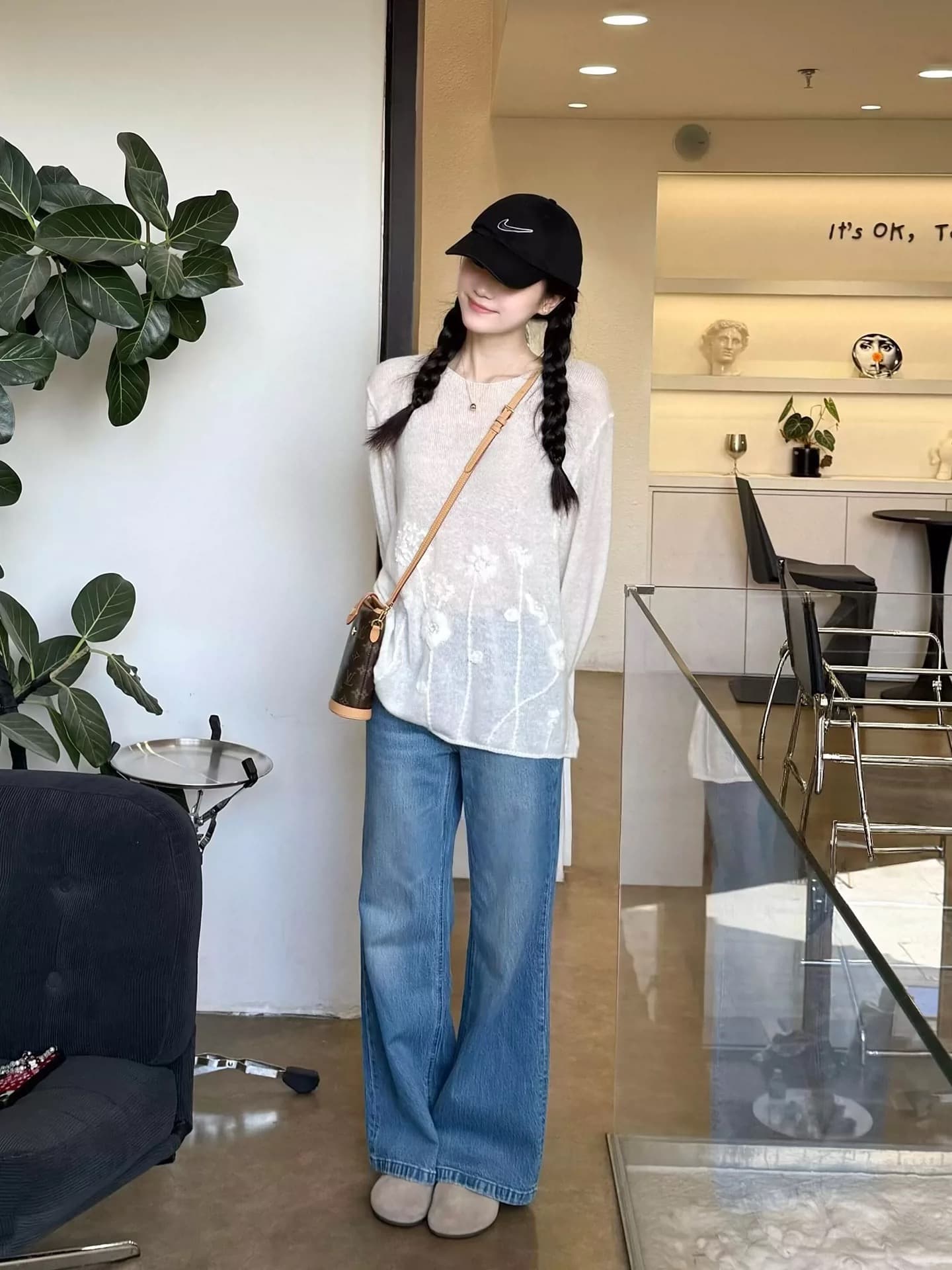 부드러운 바람 화이트 자수 꽃 니트 블라우스 여성 루즈핏 느긋한 얇은 스타일 긴팔 마이크로 ~을 통해 자외선 차단 맨위 이미지 2