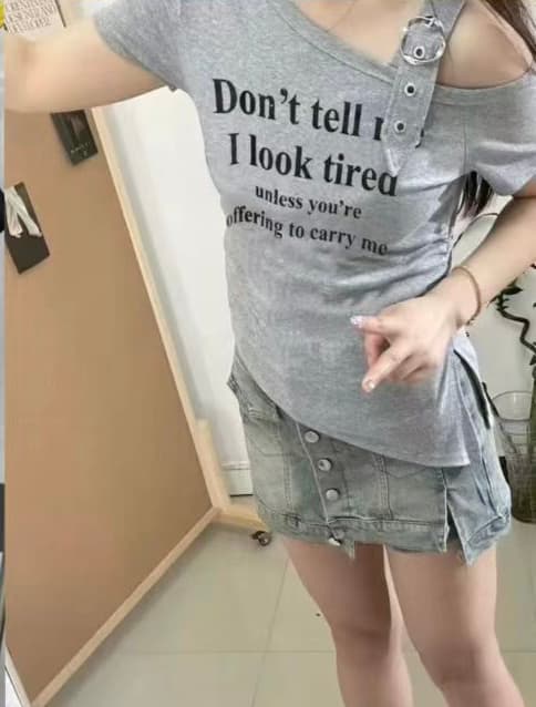 아메리칸 레트로 비스듬한 칼라 반팔 티셔츠 여성 여름 2026 새로운 작은 대중 디자인 센스 달콤한 매운맛 몸매 가꾸기 오프숄더 맨위 상세 이미지 1