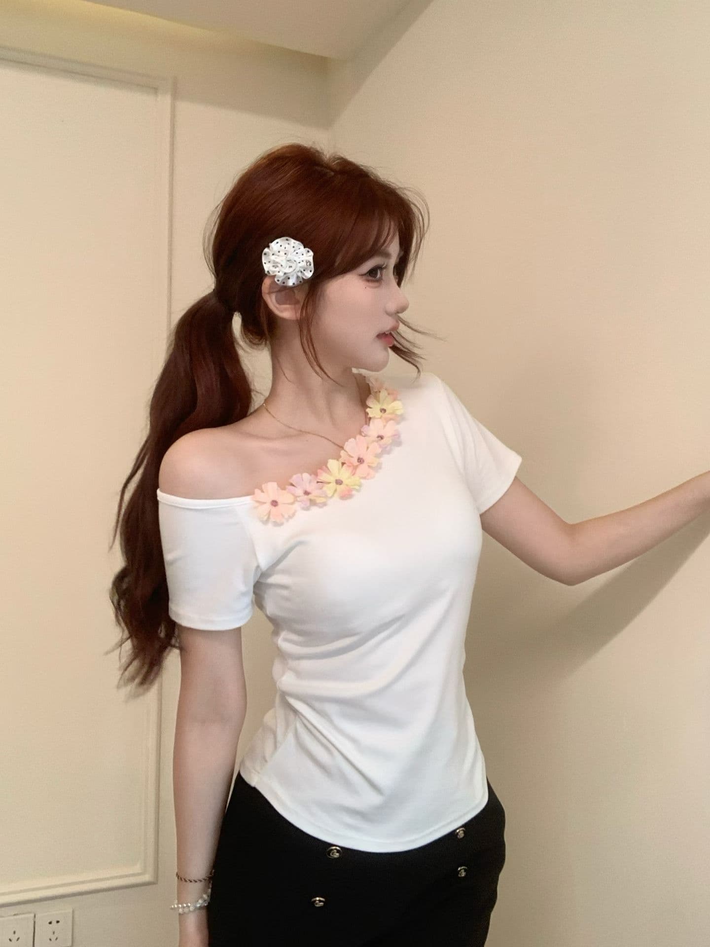 실사 정가 감소되지 않음 활력 활력 바람 색상 꽃 비스듬한 어깨 티셔츠 몸매 가꾸기 Chic 오프숄더 반팔 셔츠 상세 이미지 8