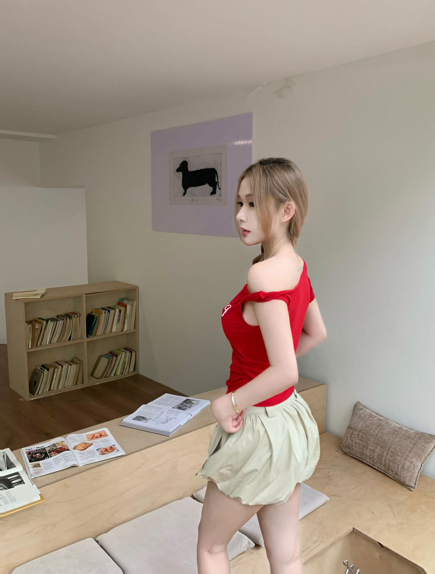 실사 정가 감소되지 않음 순수한 욕망 바람 비스듬한 어깨 패치워크 알파벳 프린트 반팔 티셔츠 여성 몸매 가꾸기 원피스 벨트 가슴 패드 상세 이미지 13